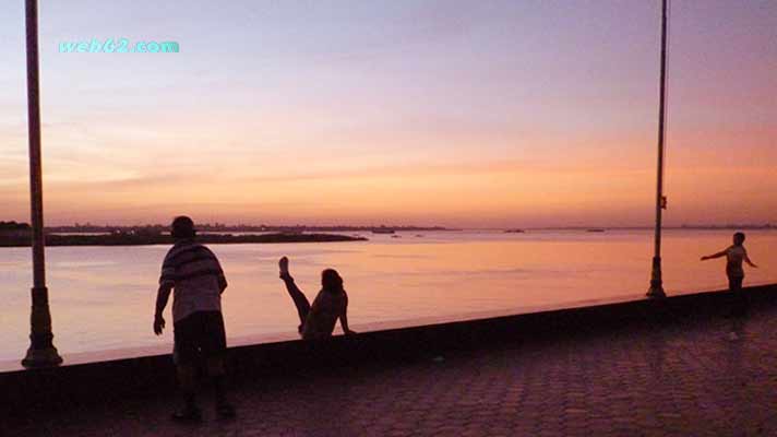 photo Phnom Penh Riverside promenade