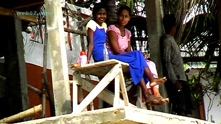 photo Sri Lankan girls on Unawatuna Beach