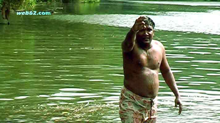 photo The Mahavelli River Man in Sri Lanka