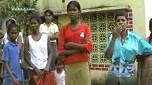 photo people in Galle Road after the Tsunami