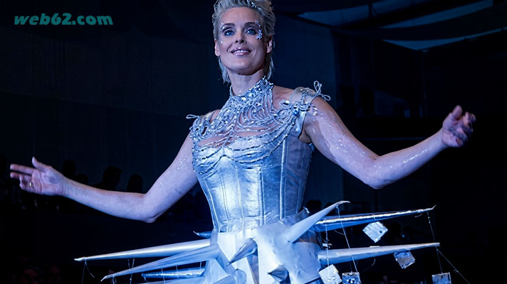 Brigitte Nielsen Modenschau Foto Brigitte Nielsen auf dem Laufsteg